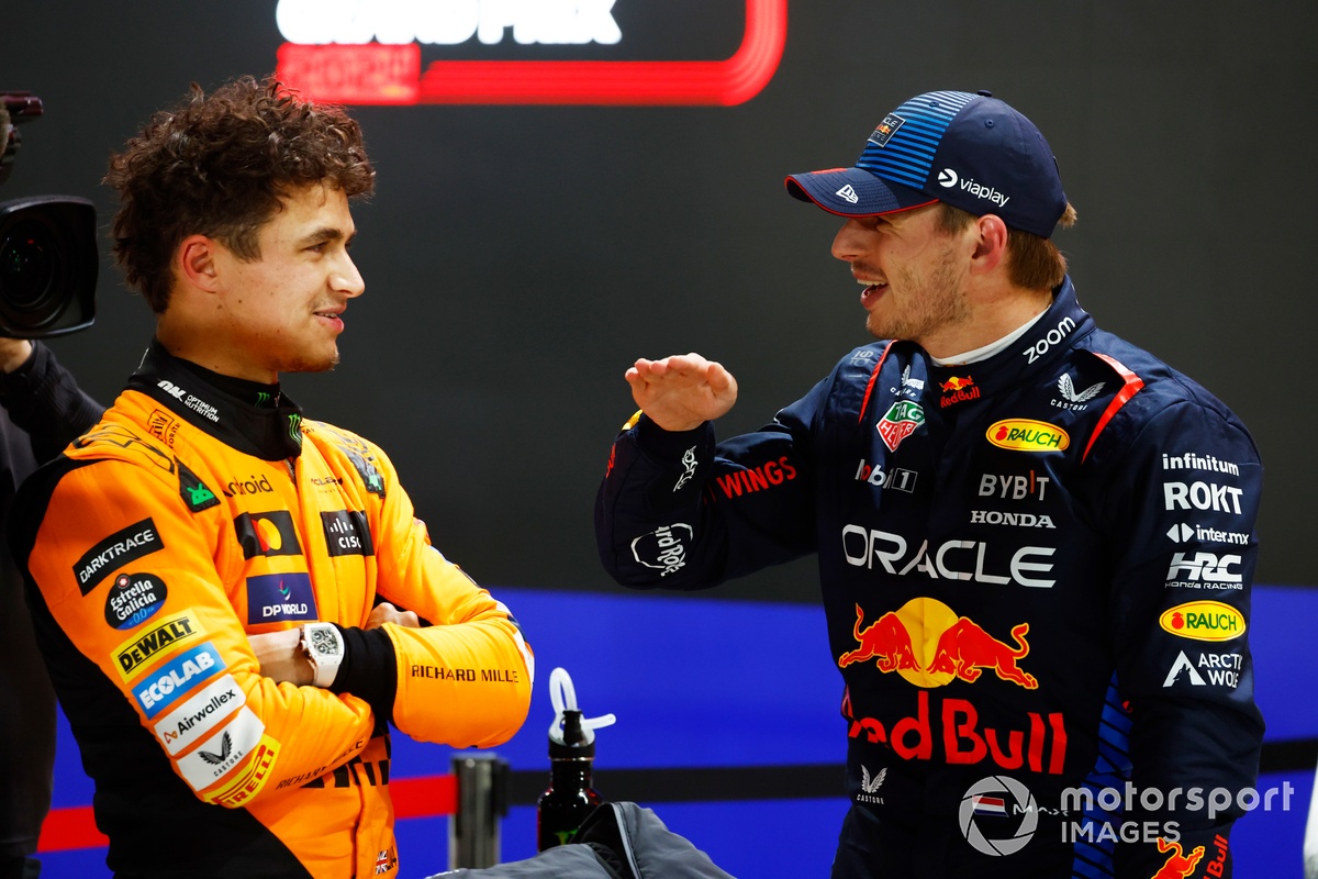 Max Verstappen, Red Bull Racing, y Lando Norris, McLaren F1 Team, conversan en el parc fermé