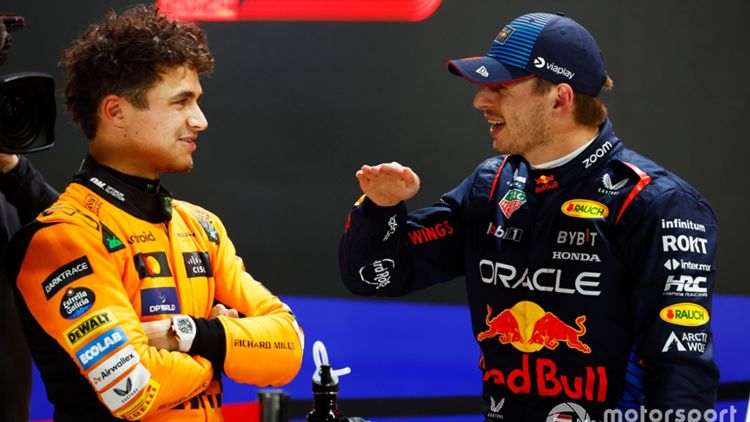 Max Verstappen, Red Bull Racing, y Lando Norris, McLaren F1 Team, conversan en el parc fermé