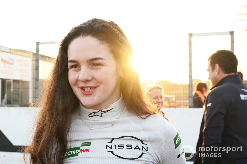 images-mgl-6AEWb1N6-s1000-abbi-pulling-nissan-formula-e-