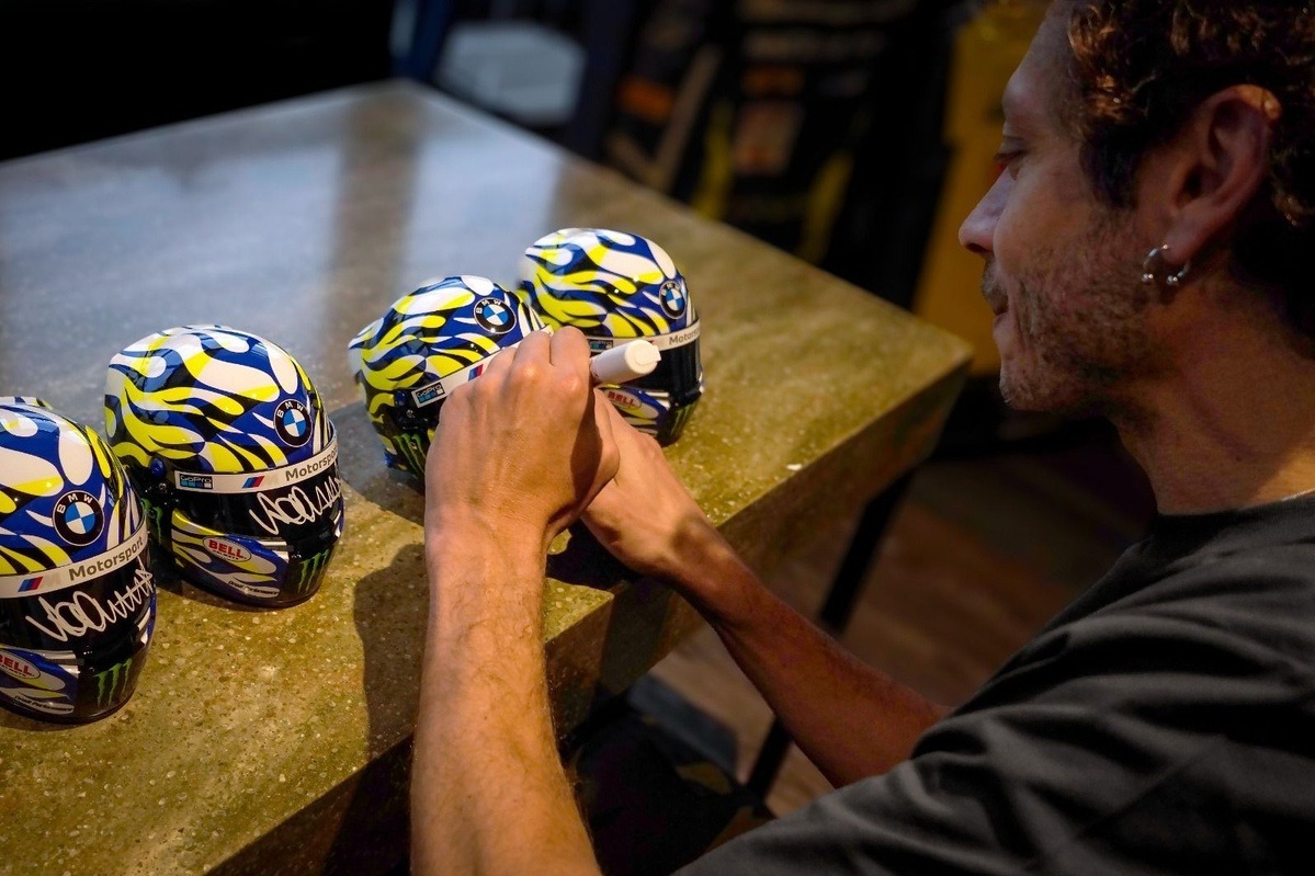 static-img-news-valentino-rossi-firma-casco