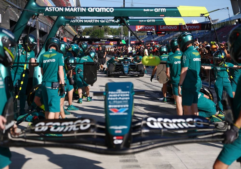 images-mgl-6zQGrgJY-s1000-aston-martin-f1-team-pitstop-p