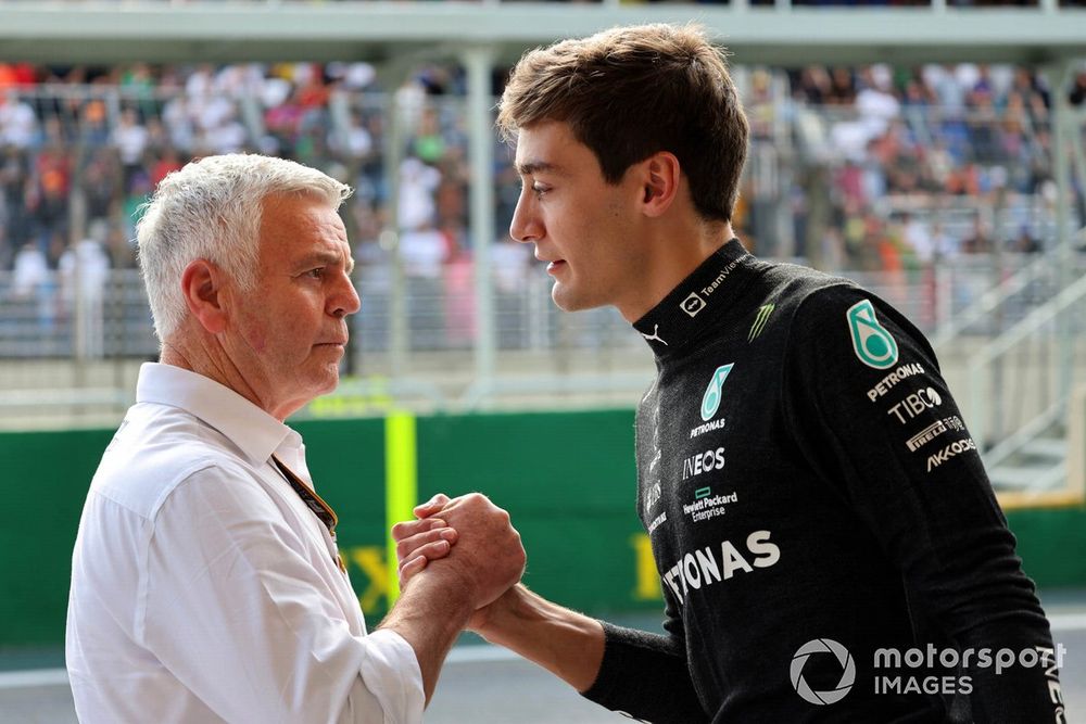 images-mgl-0a9evPP0-s1000-derek-warwick-shakes-hands-wit-1