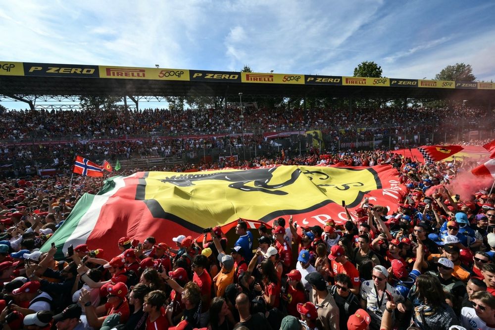 images-mgl-6D1yvK40-s1000-supporters-and-ferrari-fans-de