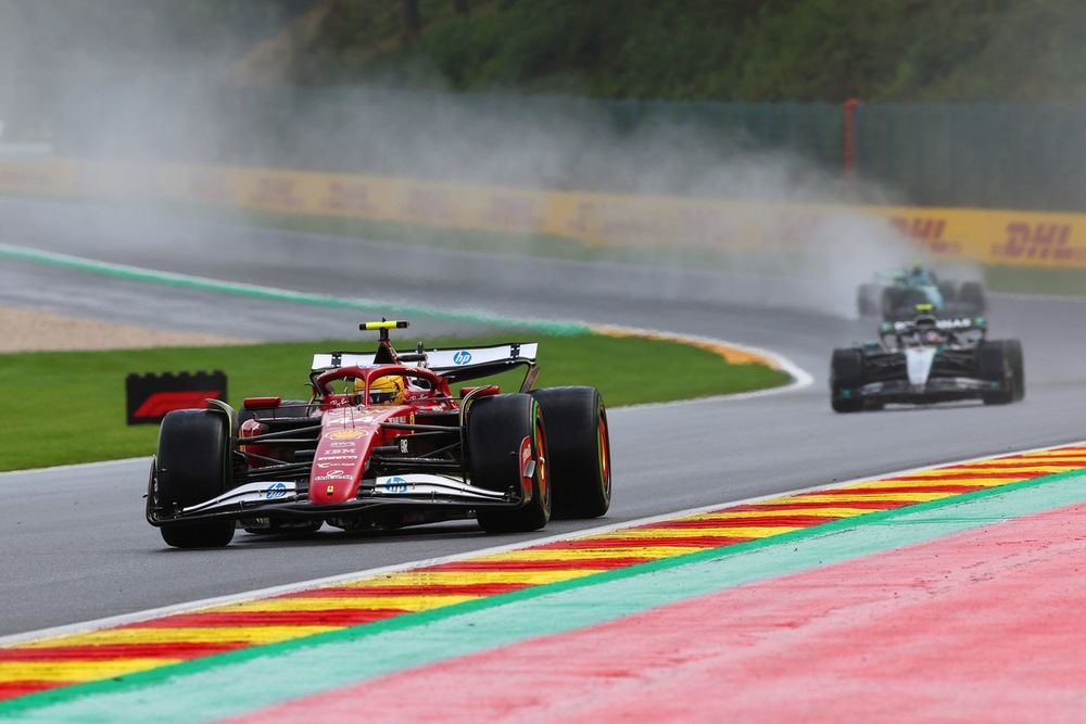 images-mgl-254M5BM0-s1000-lewis-hamilton-ferrari