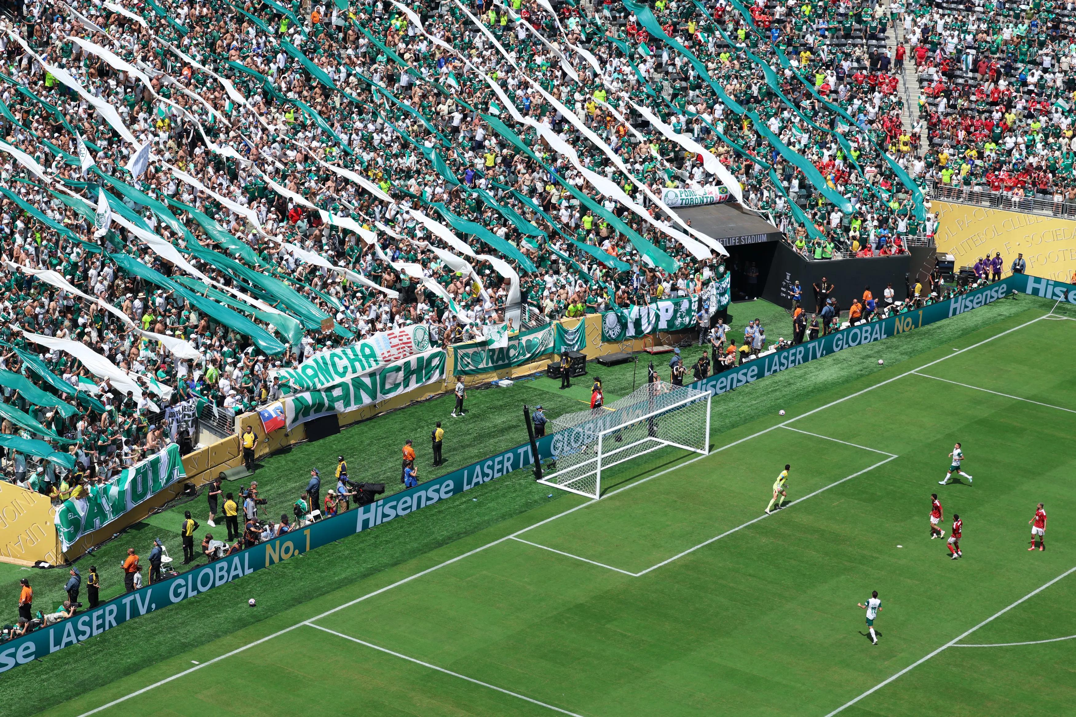 transform-53eefcaf-e34c-47c4-ba54-4301d06f88d5-Al-Ahly-s-players-challenge-Palmeiras-Brazilian-goalkeeper-21-Weverton-during-the-FIFA-Club-World-Cup-2025-Group-A-football-match-between-Brazil-s-Palmei