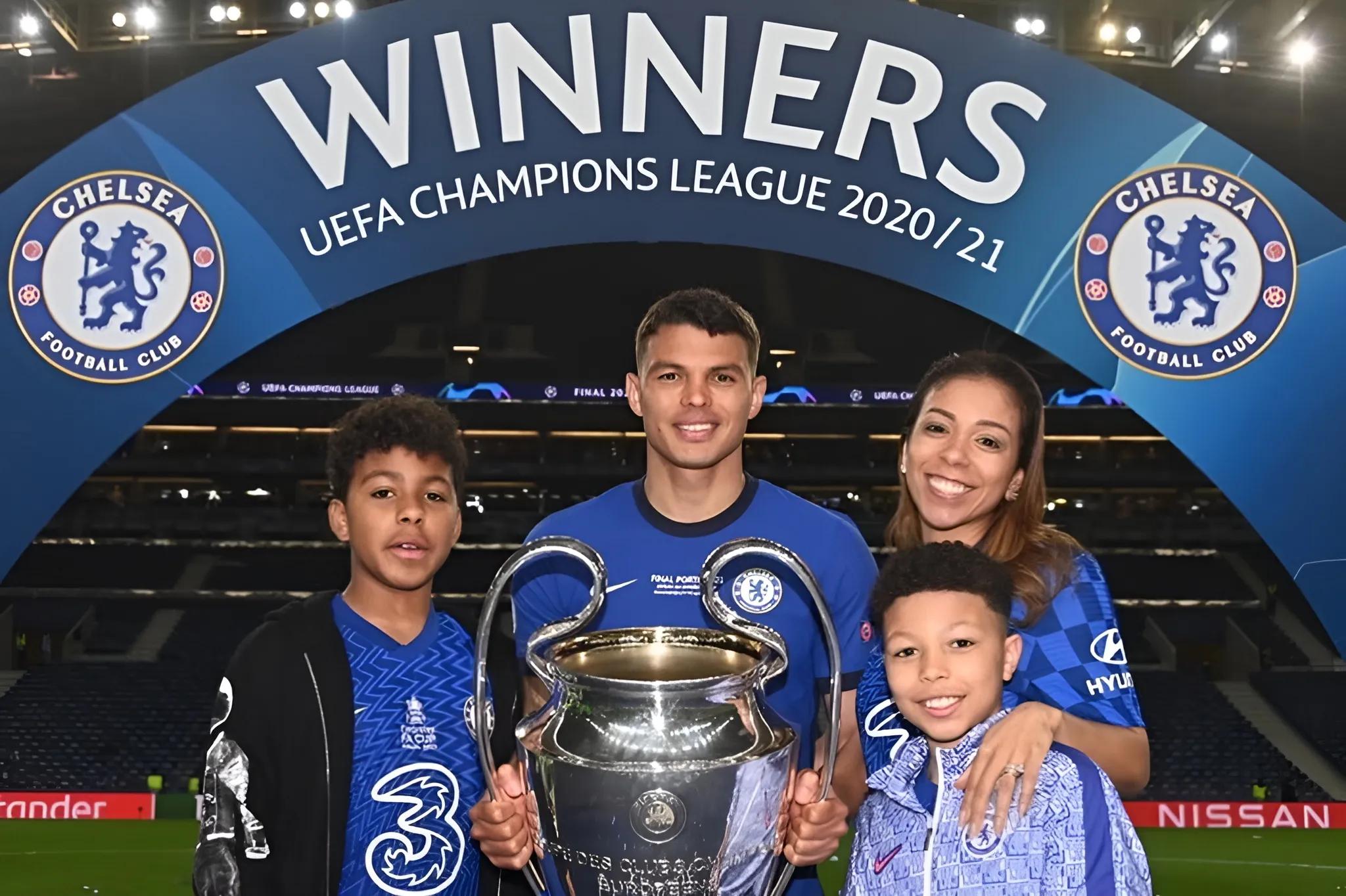 transform-5e946f16-c161-4548-8f70-4e8c07a2d272-Thiago-Silva-Belle-Silva-and-their-boys-Isago-and-Iago-next-to-the-UEFA-Champions-League-trophy-em-2021
