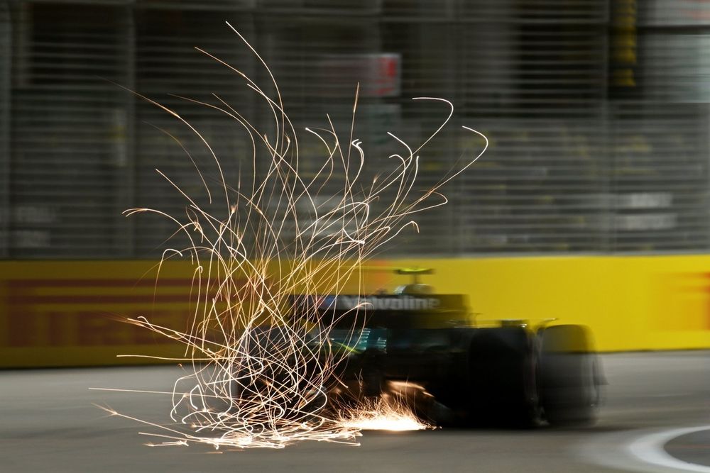 images-mgl-YXREa150-s1000-fernando-alonso-aston-martin-r