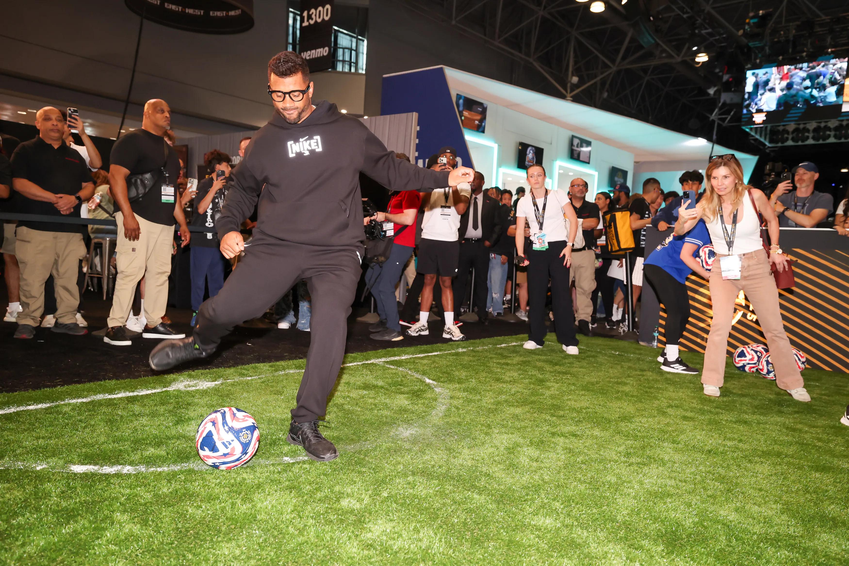 transform-4cfc0876-57c2-4c44-88a5-7b7bb8bb18ff-Fanatics-Fest-2025