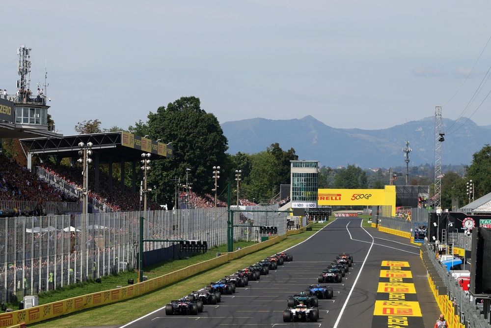 images-mgl-2wBNbR80-s1000-cars-line-up-on-the-grid-ahead