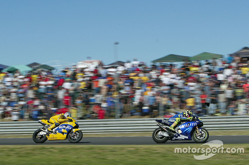 images-mgl-6VOWbGn0-s8-motogp-south-african-gp-2004-valentino-rossi-max-biaggi