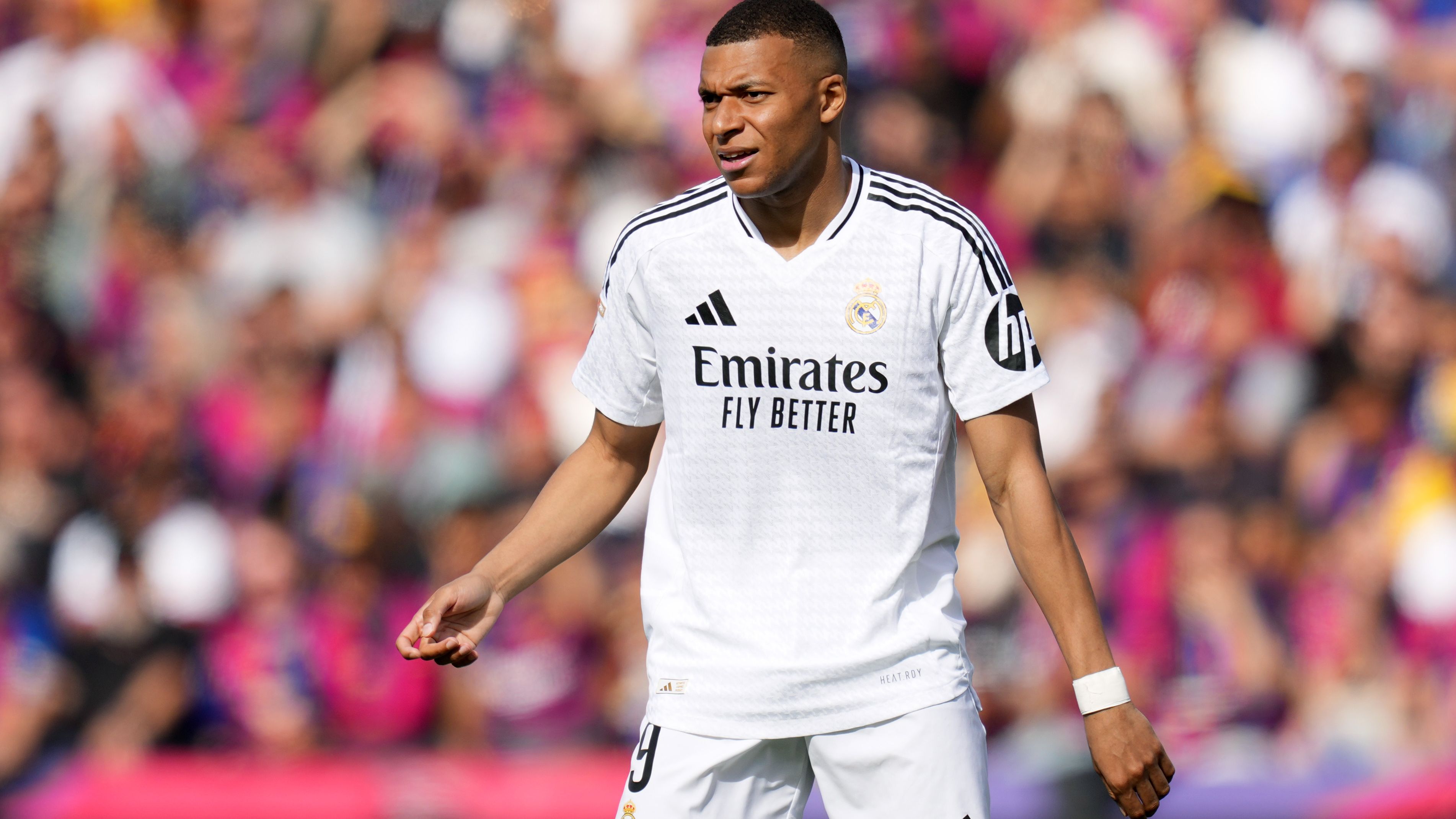 images-v3-getty-2214539738-crop-MM5DGOBQGU5DEMJUGA5G433XMU5DAORRHA4Q====-GettyImages-2214539738