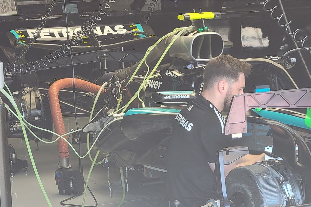 images-mgl-YEQR9L5Y-s1000-dettaglio-mercedes-w16