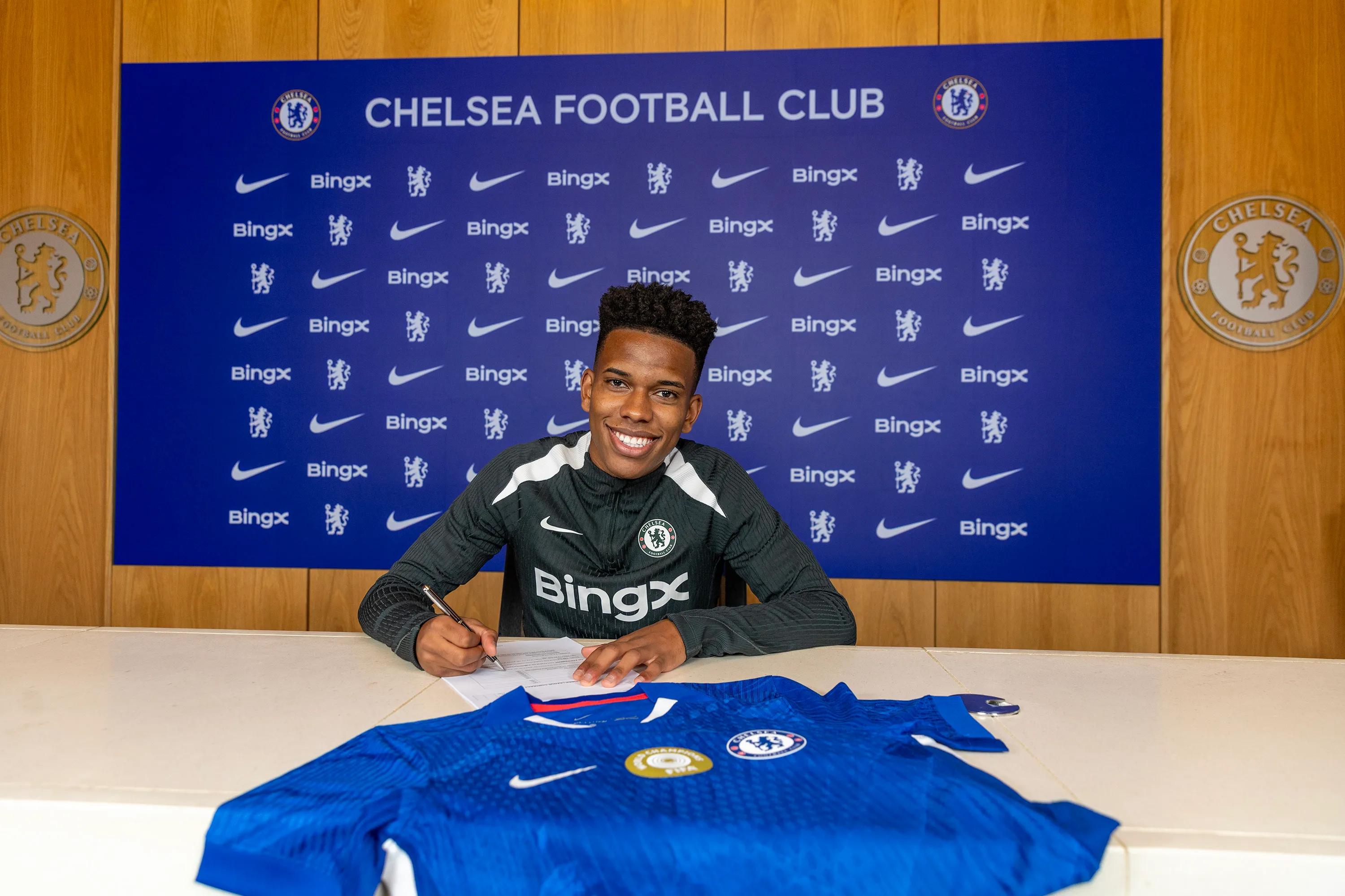 transform-b1eeeeea-4605-4c0b-af92-8b27a17cf720-Estevao-poses-as-he-arrives-at-Chelsea-FC-on-August-05-2025