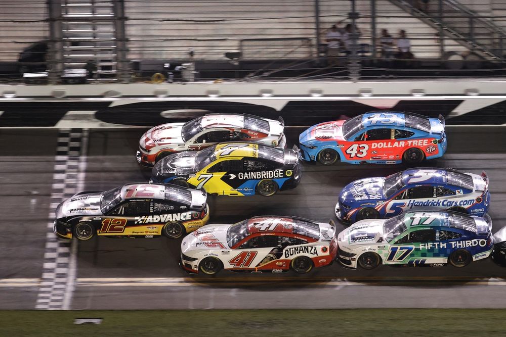 images-mgl-2eAKWR32-s1000-nascar-cup-photo-finish-with-r