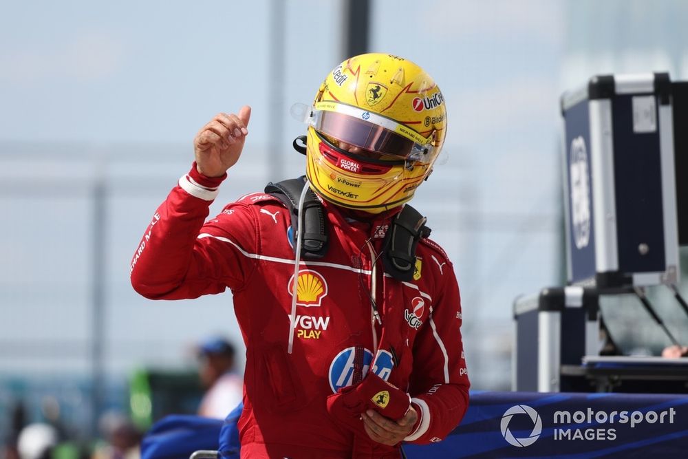 images-mgl-YEQRNWGY-s1000-lewis-hamilton-ferrari