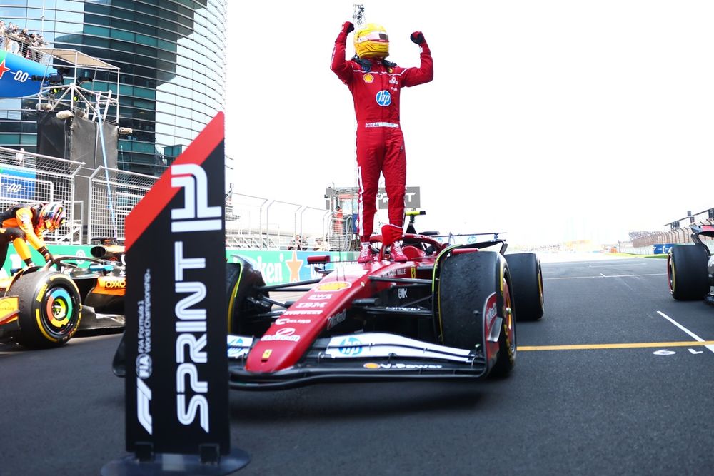 images-mgl-0a9kavG0-s1000-lewis-hamilton-ferrari