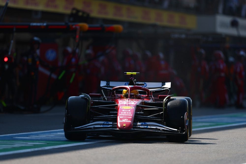 images-mgl-YMX33J12-s1000-lewis-hamilton-ferrari