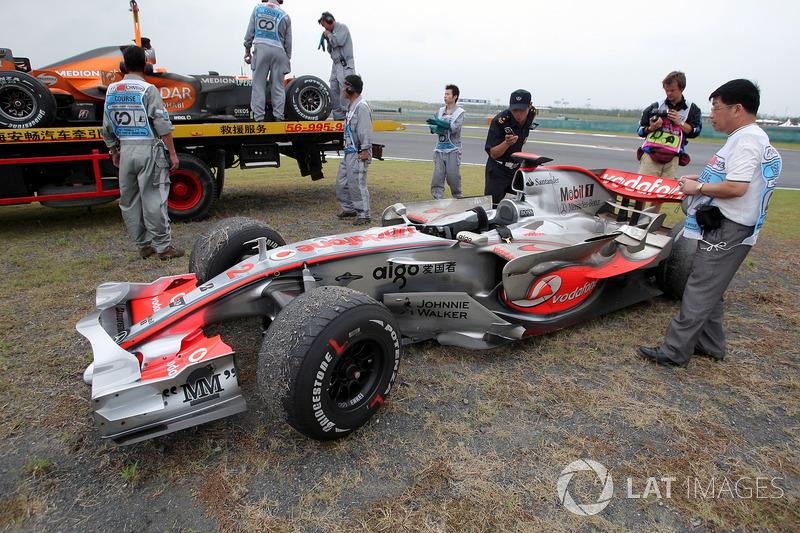 images-mgl-YWXN5lk6-s8-f1-chinese-gp-2007-the-car-of-lewis-hamilton-mclaren-mercedes-mp4-22-after-he-retired-from