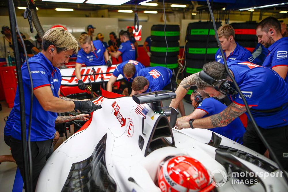 images-mgl-6AEo3vw6-s1000-mechanics-work-on-the-car-of-p-1