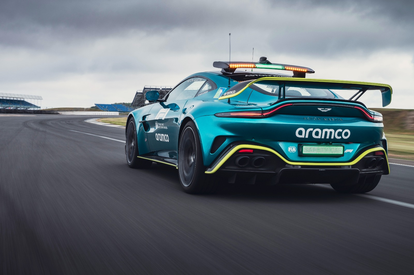 static-img-news-aston-martin-vantage-s-safety-