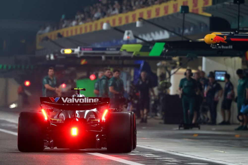 images-mgl-01Qdzbq0-s1000-fernando-alonso-aston-martin-r