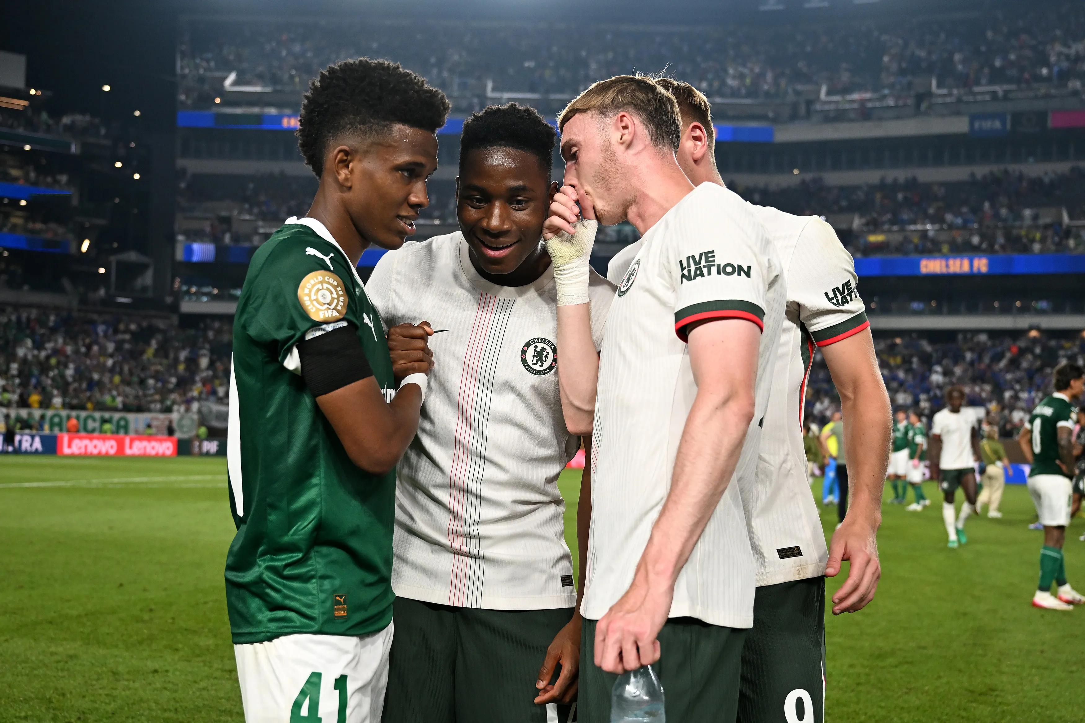 transform-3d6f26a5-9905-455d-aa1a-77e9ba1f02c7-Estevao-of-Palmeiras-talks-with-Dario-Essugo-Cole-Palmer-and-Liam-Delap-of-Chelsea-FC-after-the-FIFA-Club-World-Cup-2025-quarter-final-match-on-July-04-2