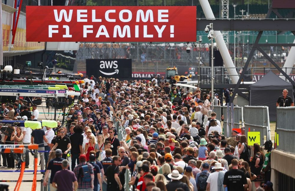 images-mgl-0a9mVQy0-s1000-busy-pitlane