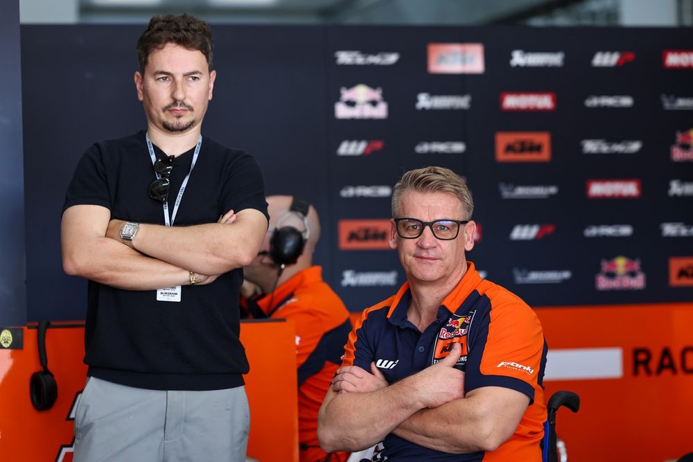 images-mgl-YvKQd9L6-s1000-jorge-lorenzo-and-pit-beirer-d