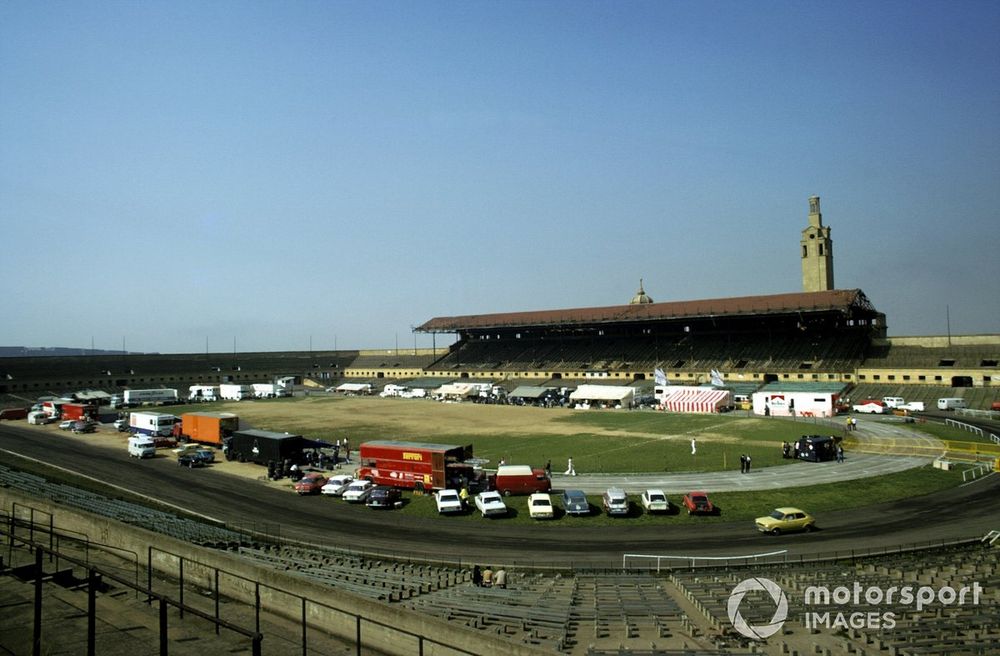 images-mgl-0a9jv340-s1000-a-football-stadium-in-montjuic-1
