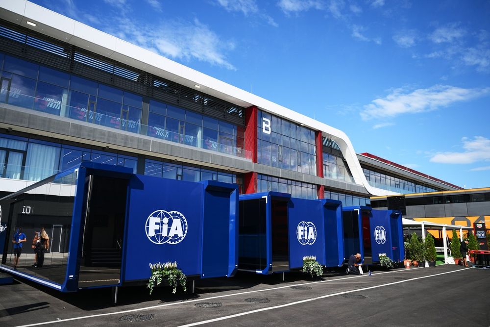 images-mgl-6O1Gv9J2-s1000-fia-motorhome-in-the-paddock