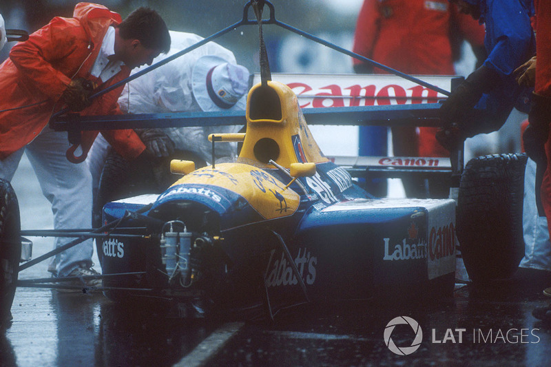 images-mgl-YpxQDZdY-s8-f1-australian-gp-1991-marshalls-get-nigel-mansell-s-williams-fw14-renault-chassis-off-the