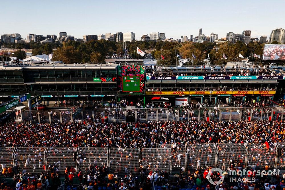 images-mgl-2jXBoR96-s1000-fans-flood-the-circuit-after-t-1