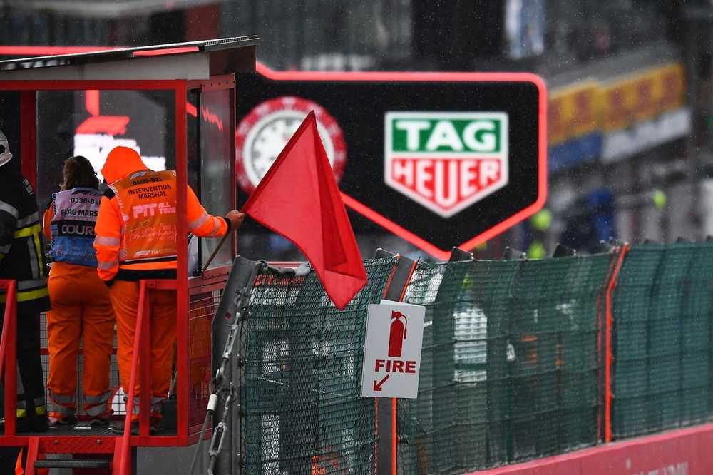 images-mgl-YpNRJ7d0-s1000-a-track-marshal-waves-the-red-