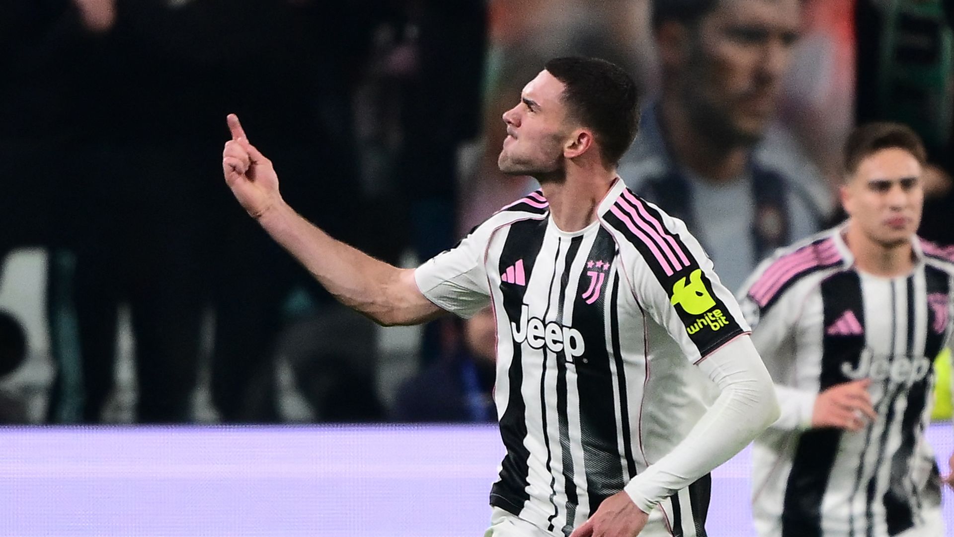 images-v3-blt71eb8e85b78581fb-crop-MM5DCOJSGA5DCMBYGA5G433XMU5DCMRQHIYA====-vlahovic%20esultanza%20desk