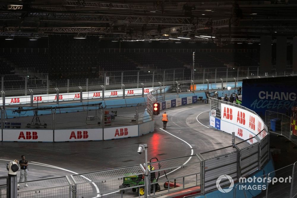 images-mgl-2jX1O8M6-s1000-london-fe-excel-centre-track