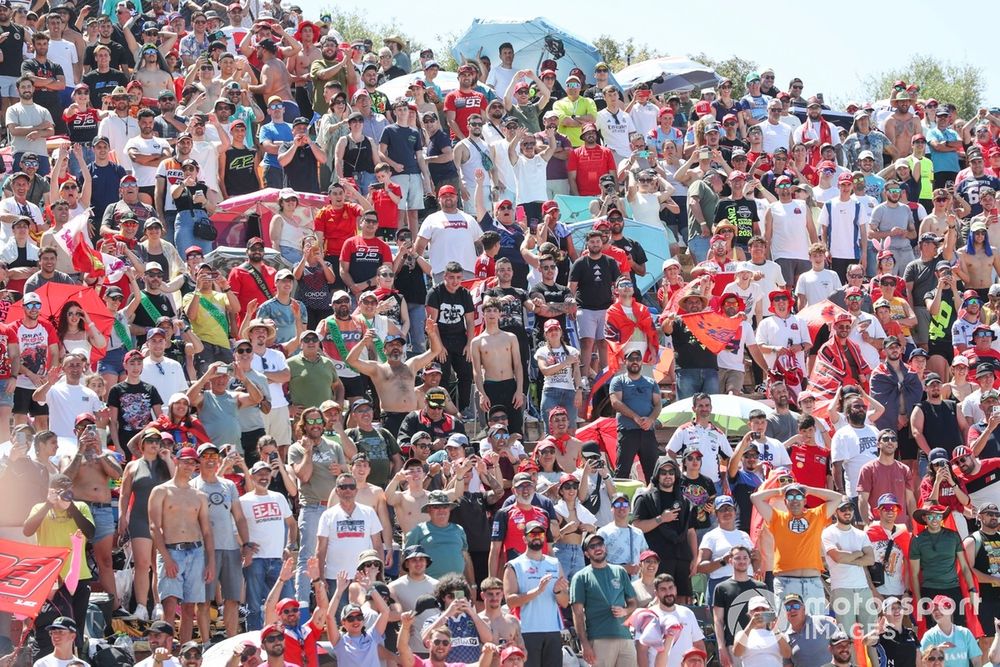 images-mgl-YKE7blw0-s1000-fans