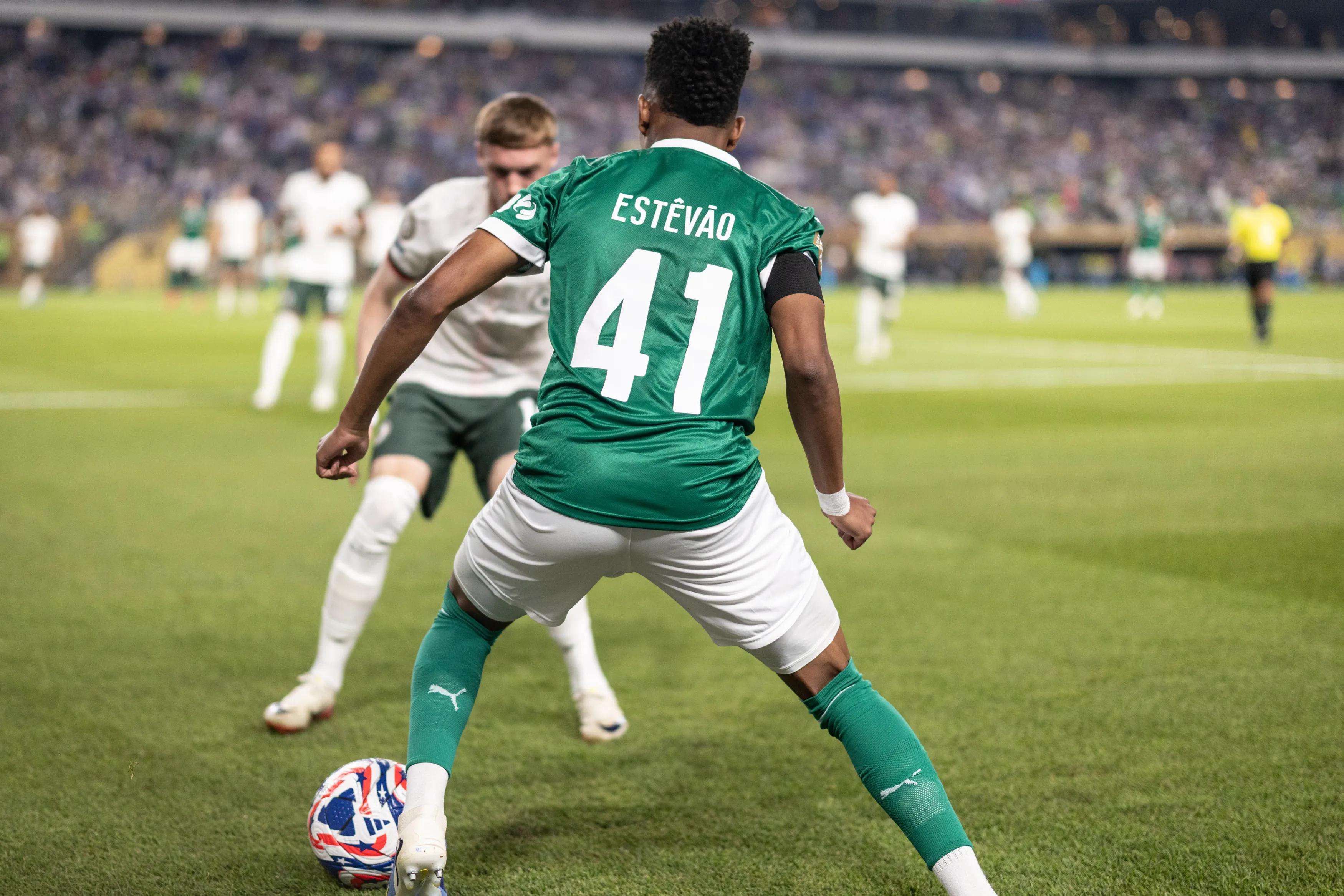 transform-cc24183d-57b8-46e9-b011-4dd90abd229a-Estevao-of-SE-Palmeiras-controls-the-ball-in-front-of-Cole-Palmer-of-Chelsea-FC-during-the-FIFA-Club-World-Cup-2025-match-on-July-4-2025