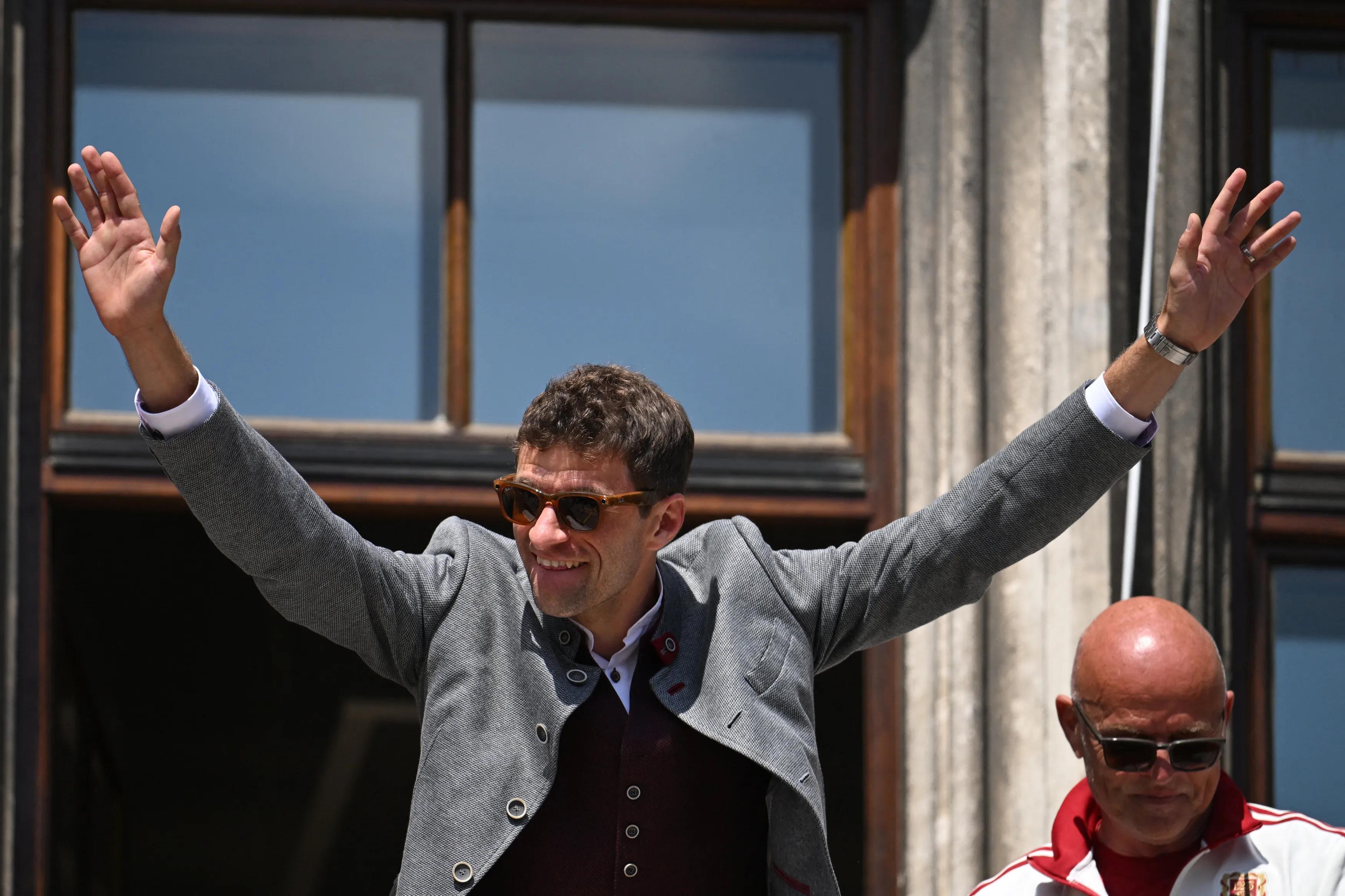 transform-0430bf9b-b9cc-44fb-b3bd-f3ab87d47d41-Thomas-Muller-Bayern-celebrating-with-fans-waving-from-balcony