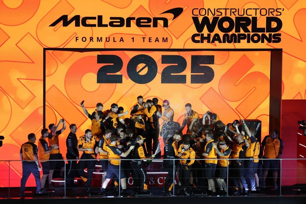 images-mgl-YKE7MKr0-s1000-the-mclaren-team-celebrates-af