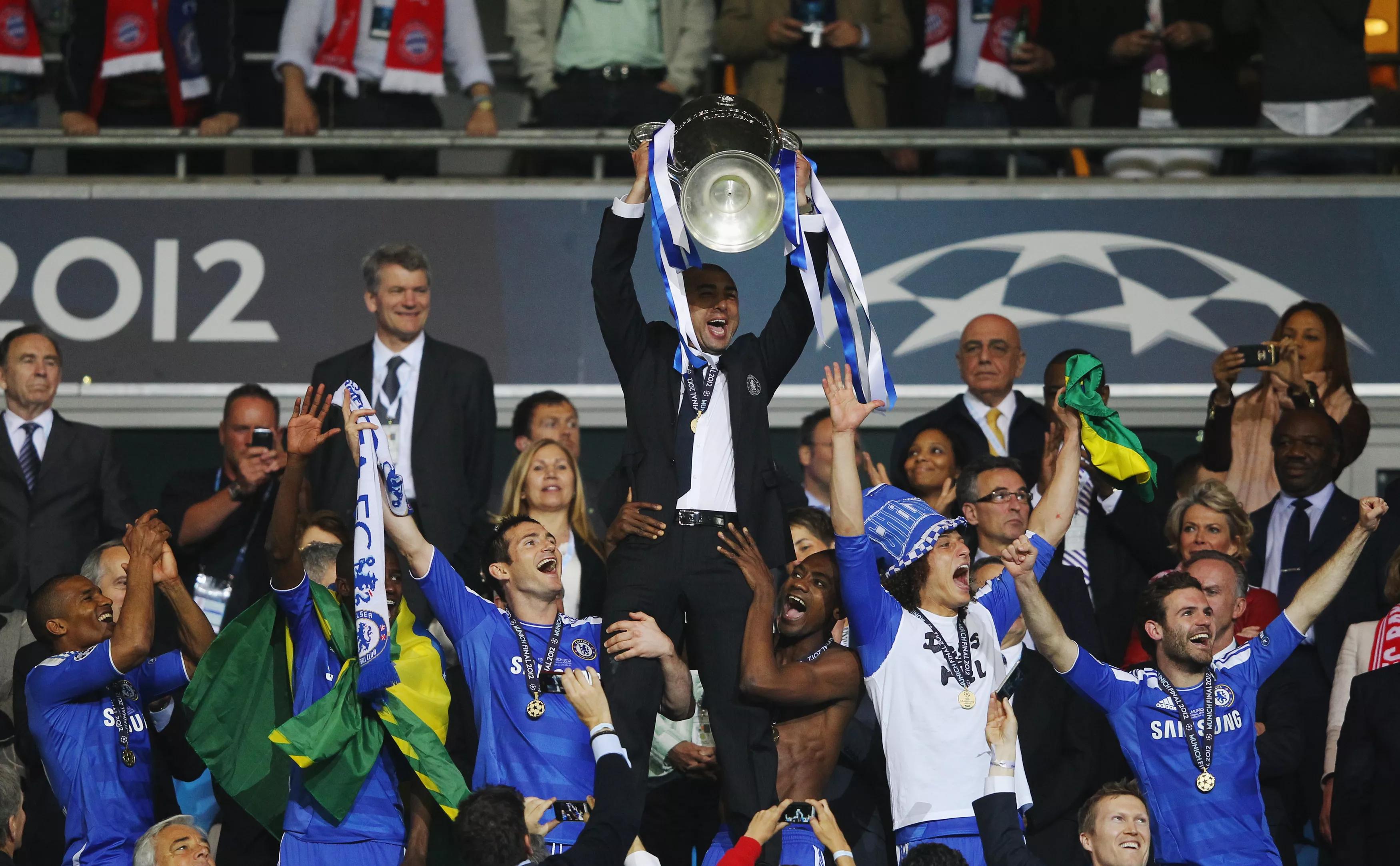 transform-a44c961d-5cdf-4132-bf8b-5aae87401ab5-Roberto-Di-Matteo-interim-manager-of-Chelsea-lifts-the-trophy-in-celebration-after-their-victory-in-the-UEFA-Champions-League-Final