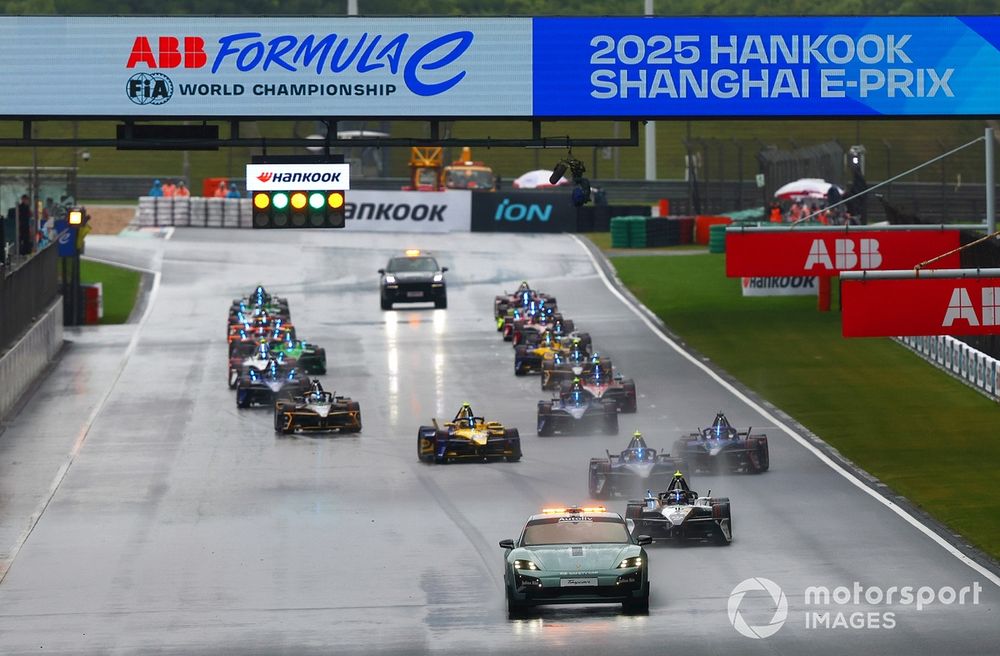 images-mgl-2eAKmAb2-s1000-the-fia-safety-car-leads-nick-