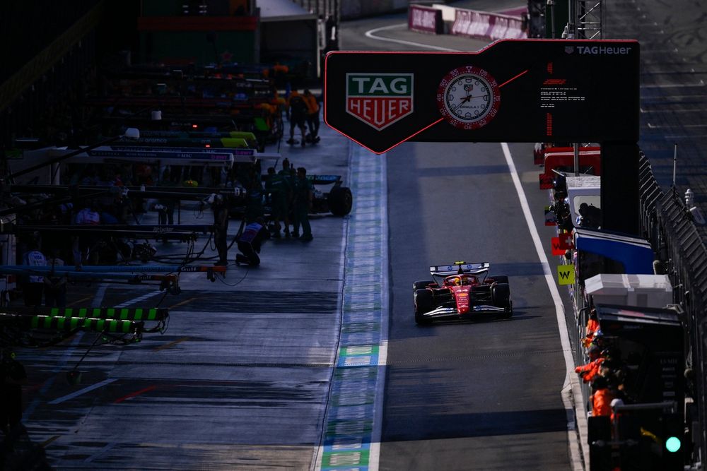 images-mgl-2jX4dXg6-s1000-lewis-hamilton-ferrari