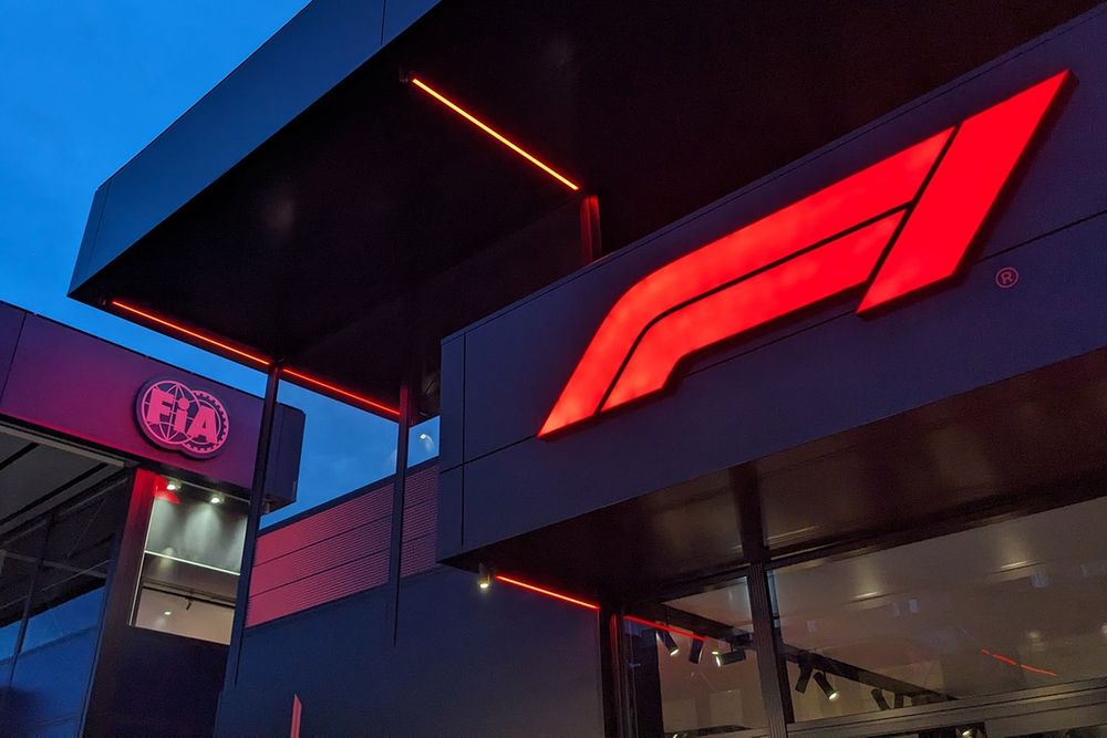 images-mgl-6AErNjN6-s1000-f1-and-fia-logo