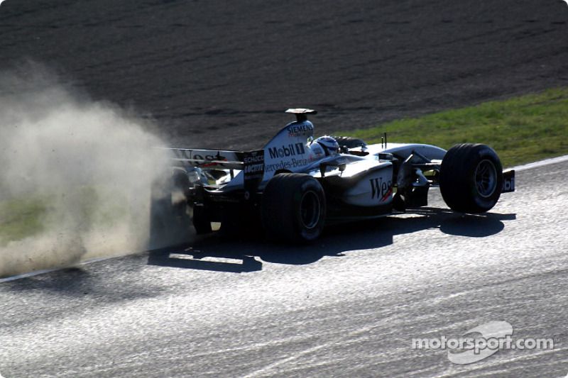 static-img-mgl-0-60000-61000-61800-61898-s1000-f1-japanese-gp-2002-kimi-raikkonen-slightly-off-the-track