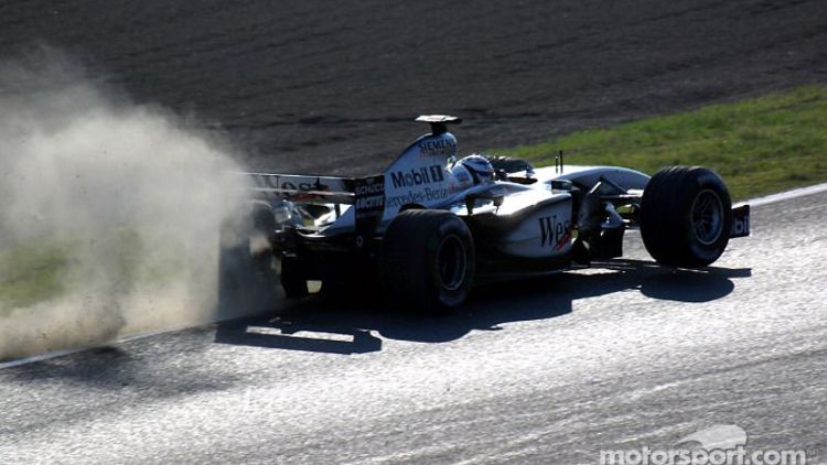 static-img-mgl-0-60000-61000-61800-61898-s1000-f1-japanese-gp-2002-kimi-raikkonen-slightly-off-the-track
