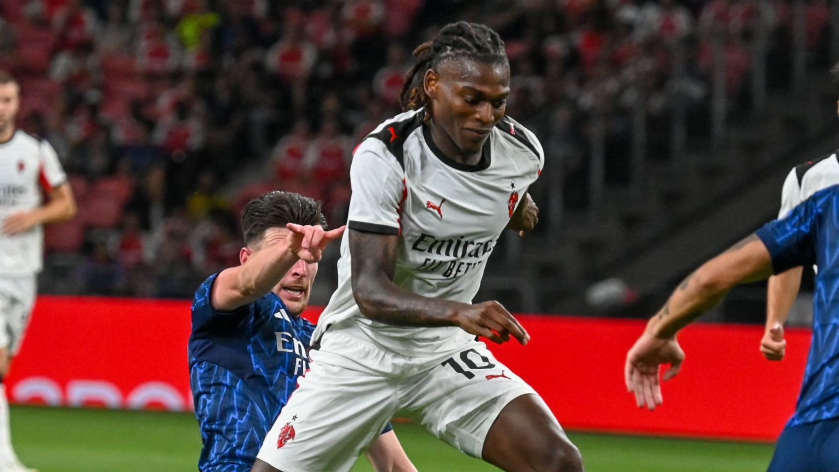 images-v3-blt3ff6484dd0040dbb-crop-MM5DCNZQG45DSNRQHJXG653FHIYTANZ2GA======-leao%20milan%202025%2026%20arsenal%202.1%20desk%20high%20impact