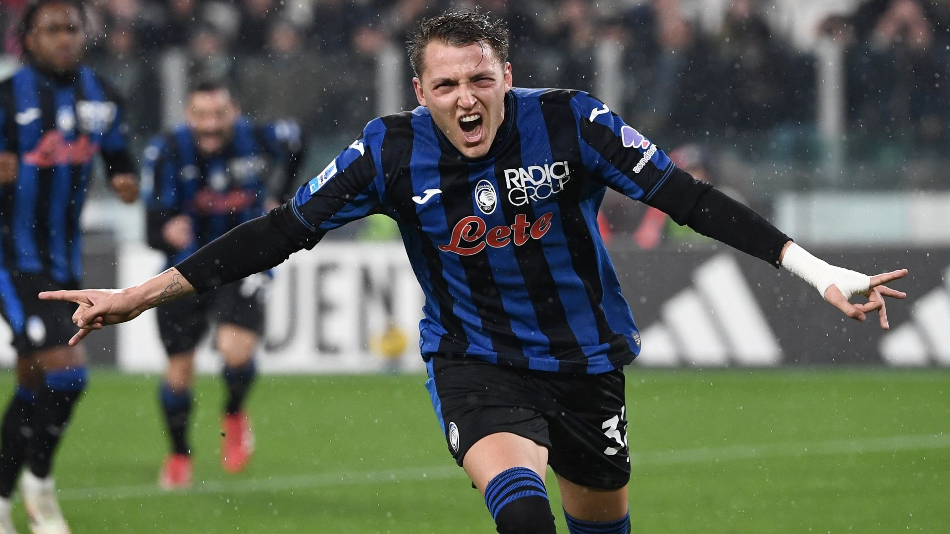 images-v3-blt1deadaf7bd6bd78a-crop-MM5DCOJRHA5DCMBXHE5G433XMU5DCORQ-Retegui%20Atalanta%20(2)