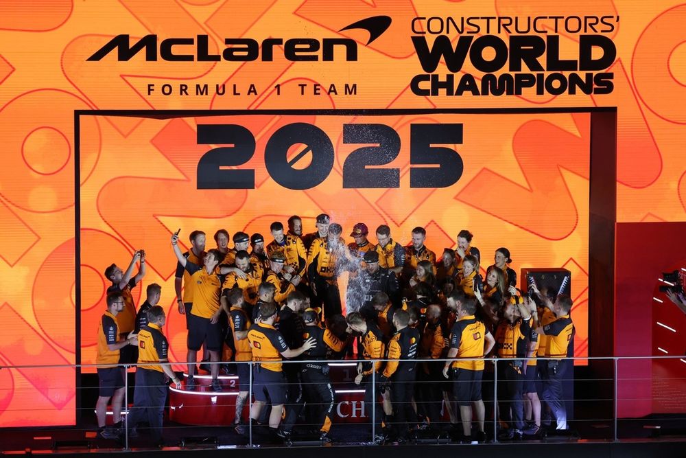 images-mgl-Y99k8NAY-s1000-the-mclaren-team-celebrate-aft
