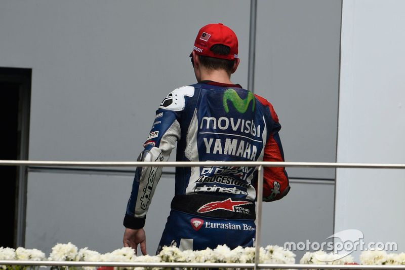 images-mgl-6OxjbRO0-s1000-motogp-malaysian-gp-2015-jorge-lorenzo-yamaha-leaving-the-podium-early