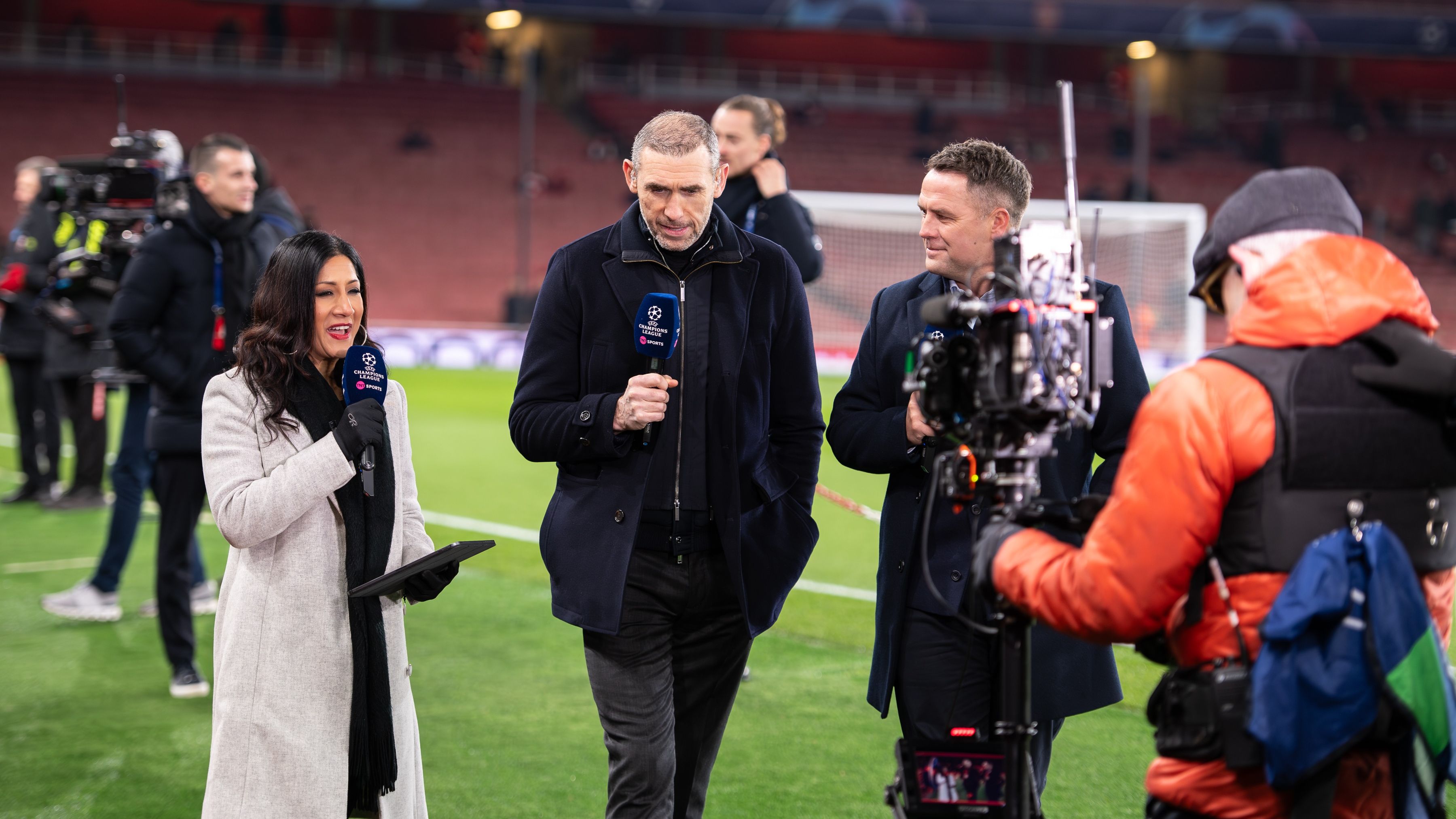 images-v3-blt106faa1362904fa7-crop-MM5DGNRQGA5DEMBSGU5G433XMU5DAORRHA4A====-Martin%20Keown%20and%20the%20team